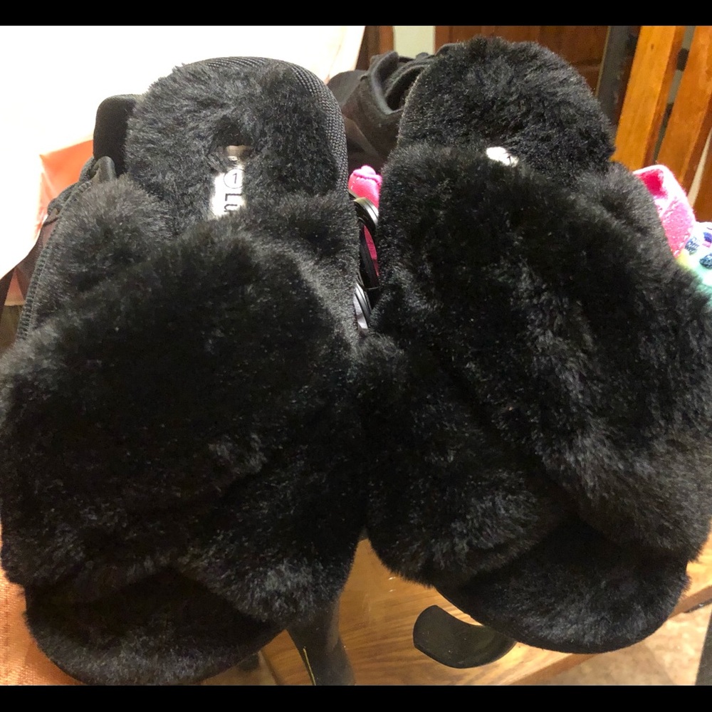 Lucky Top black Criss Cross fur slides New without tag